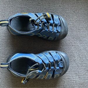 Keen sandals boy, toddler size 11